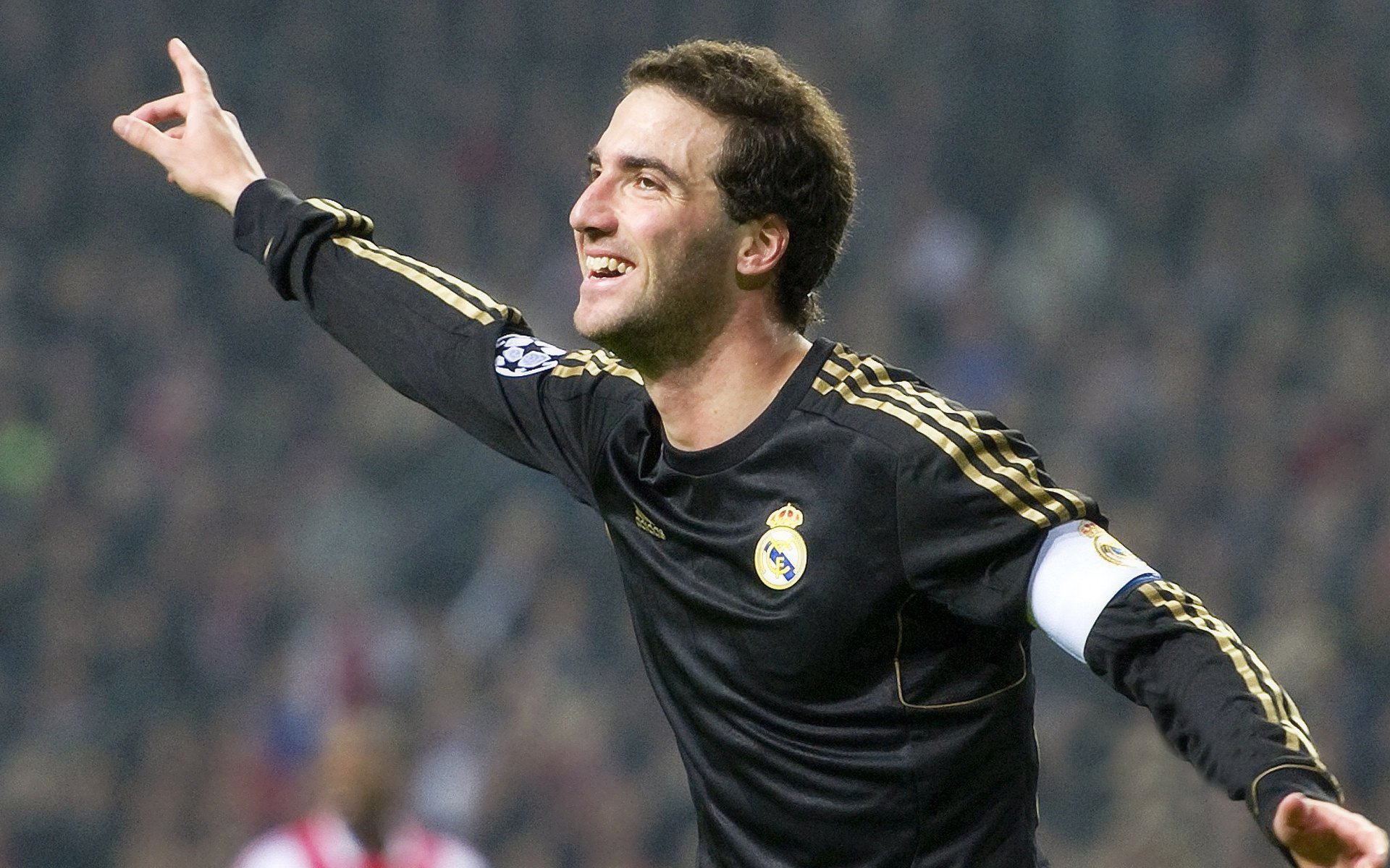 当阿圭罗在NBA总决赛接管比赛，一场跨越时空的错位狂欢